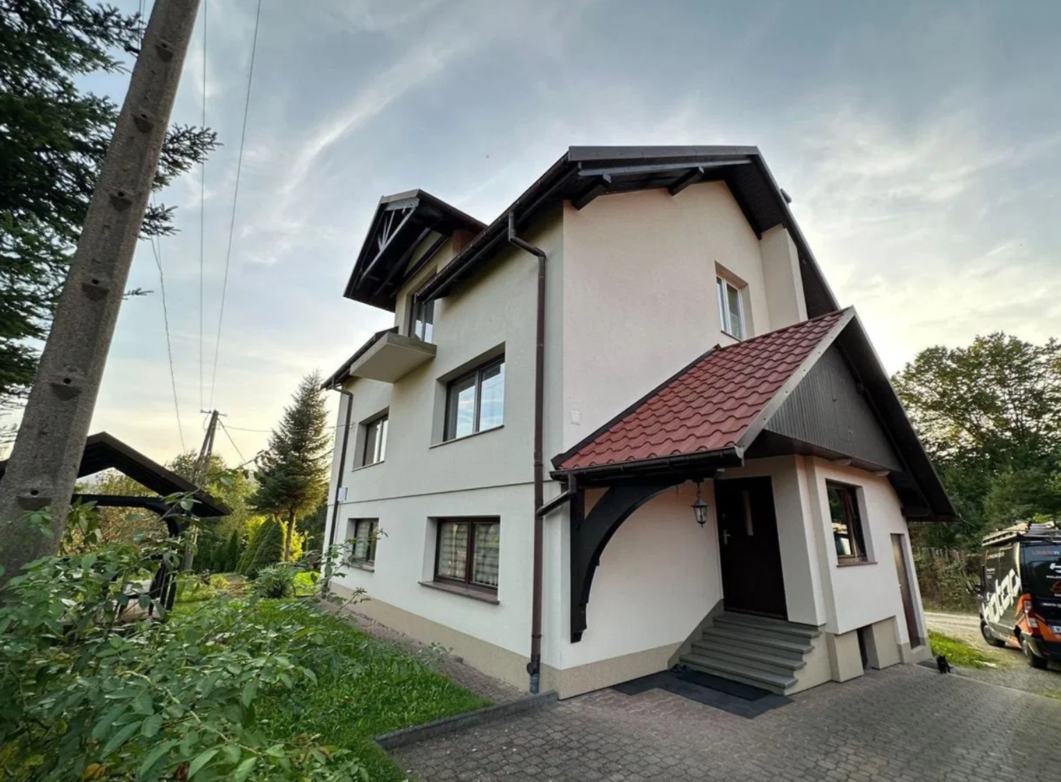Rodzinny dom z widokiem na góry i dużą działką - 185 m², garaż, piwnica, na wzgórzu
