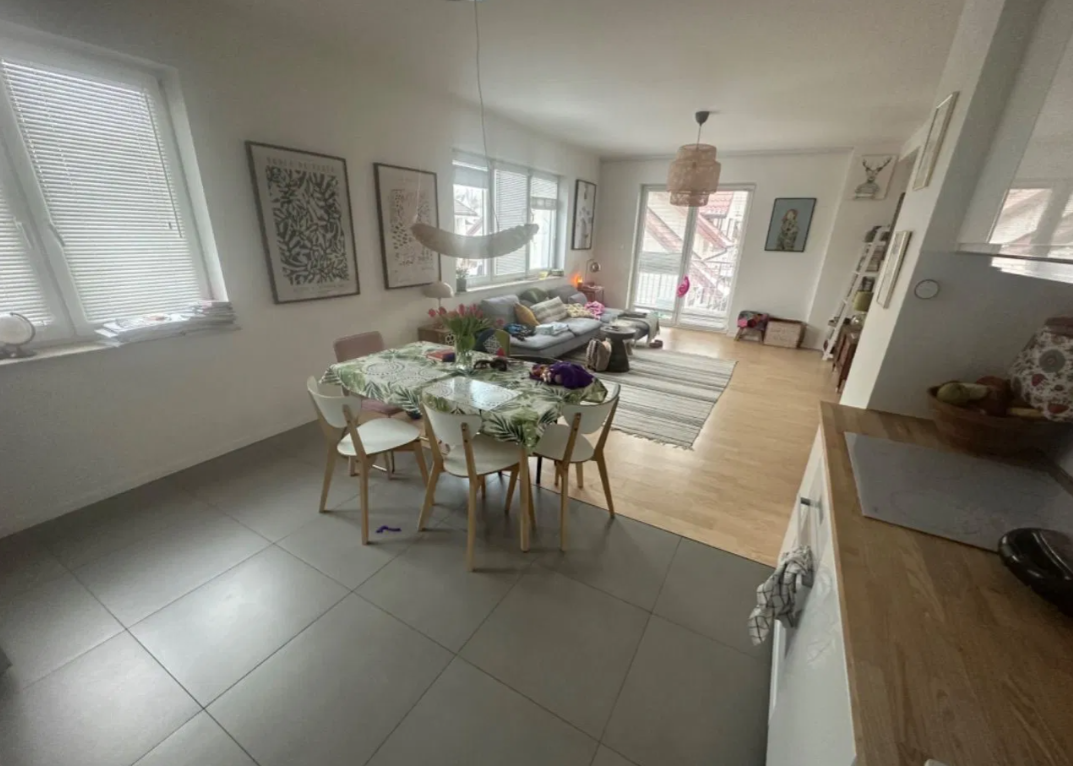 Segment w Zielonce 128m² – Styl Skandynawski, Garaż, 2 Balkony, 2 Poziomy.