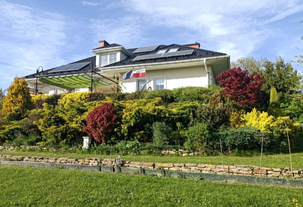 Twój nowy dom o powierzchni użytkowej 242 m² w Librantowej - elegancja, natura i komfort w jednym!