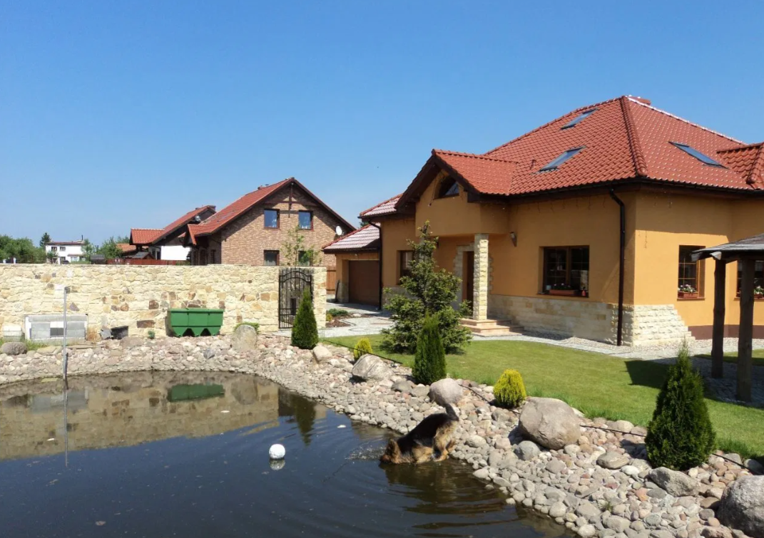 Rodzinny dom z ogrodem i tarasem – cisza i spokój w otoczeniu natury