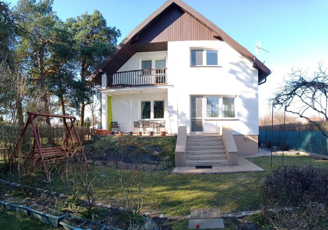 Idealny dla rodziny – przestronny dom w spokojnej okolicy z ogrodem i tarasem